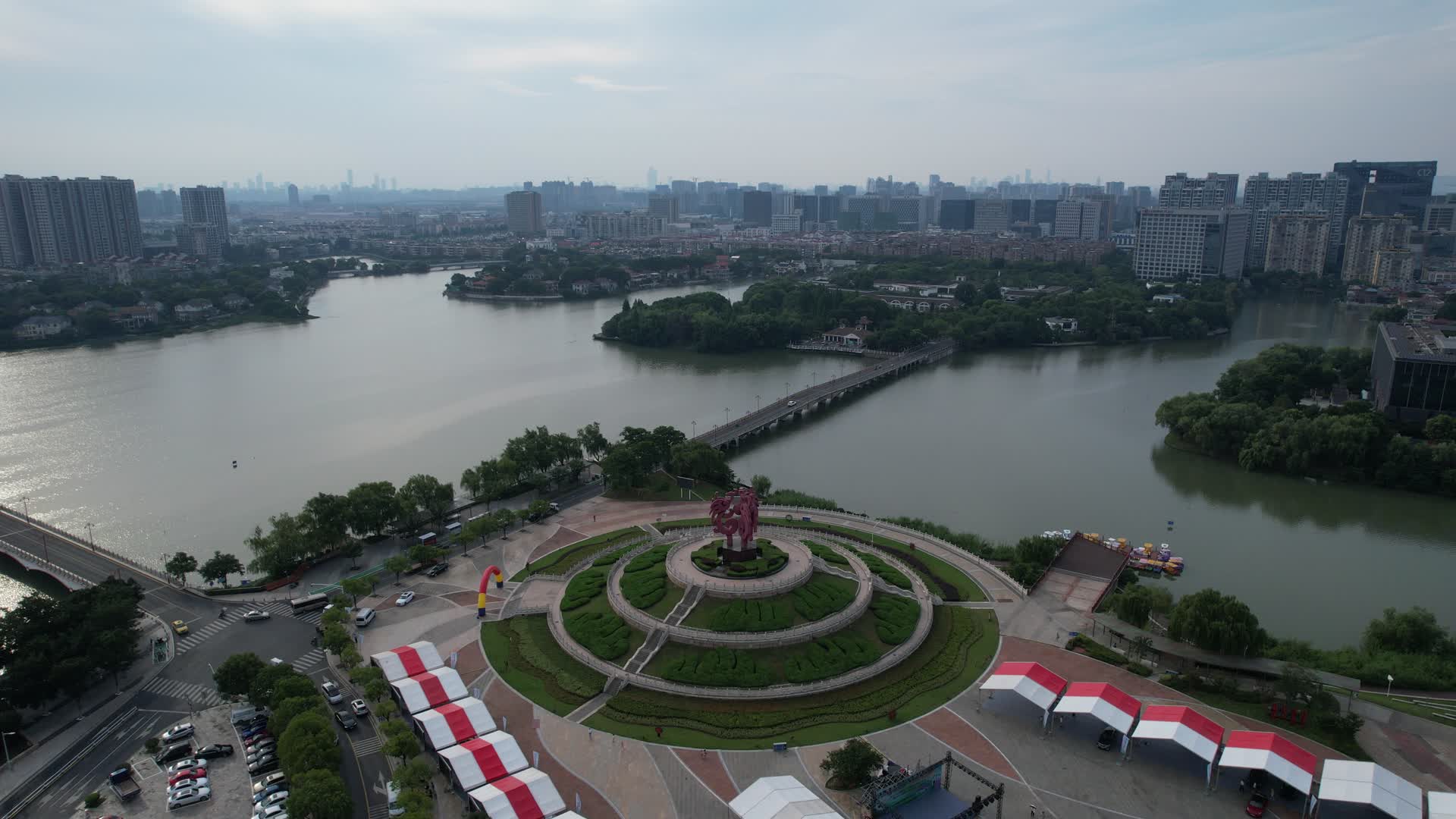 4K航拍南京地标百家湖视频的预览图