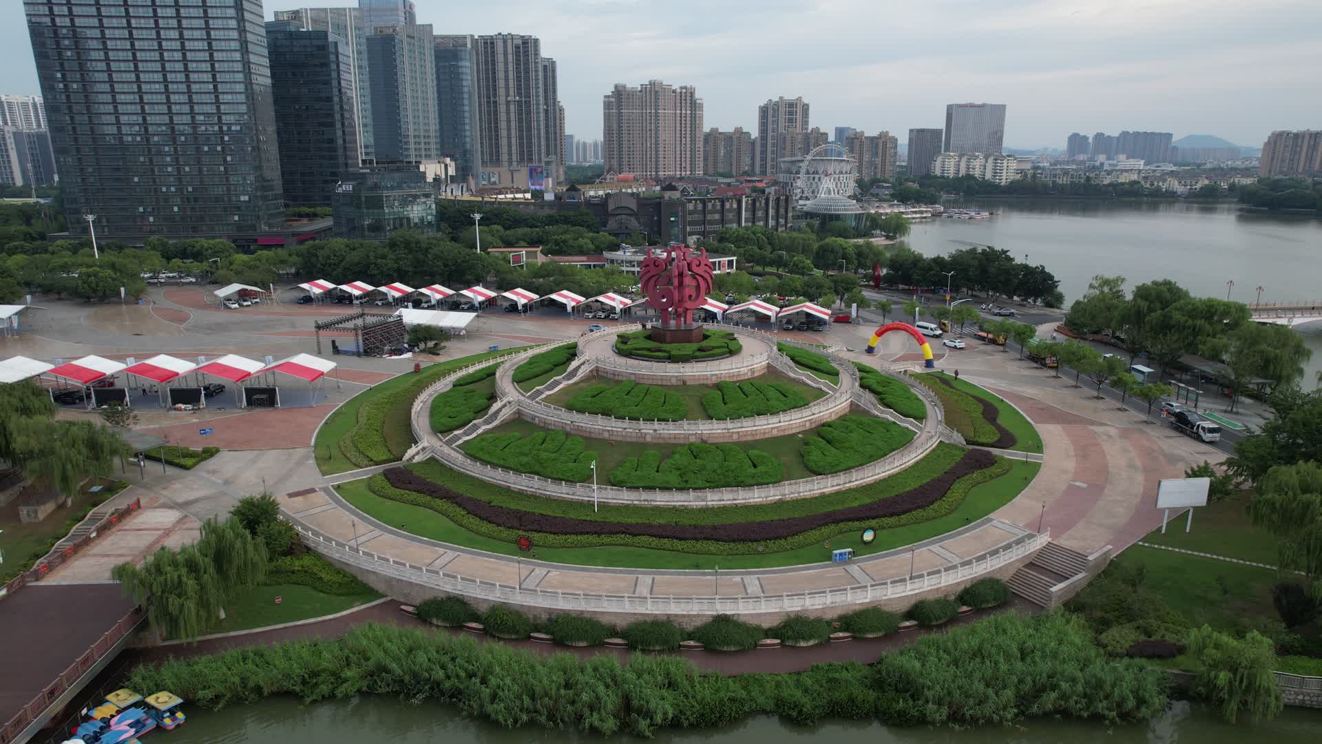 4K航拍南京地标百家湖视频的预览图