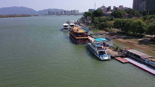 4K航拍广东清远北江里的游艇视频的预览图
