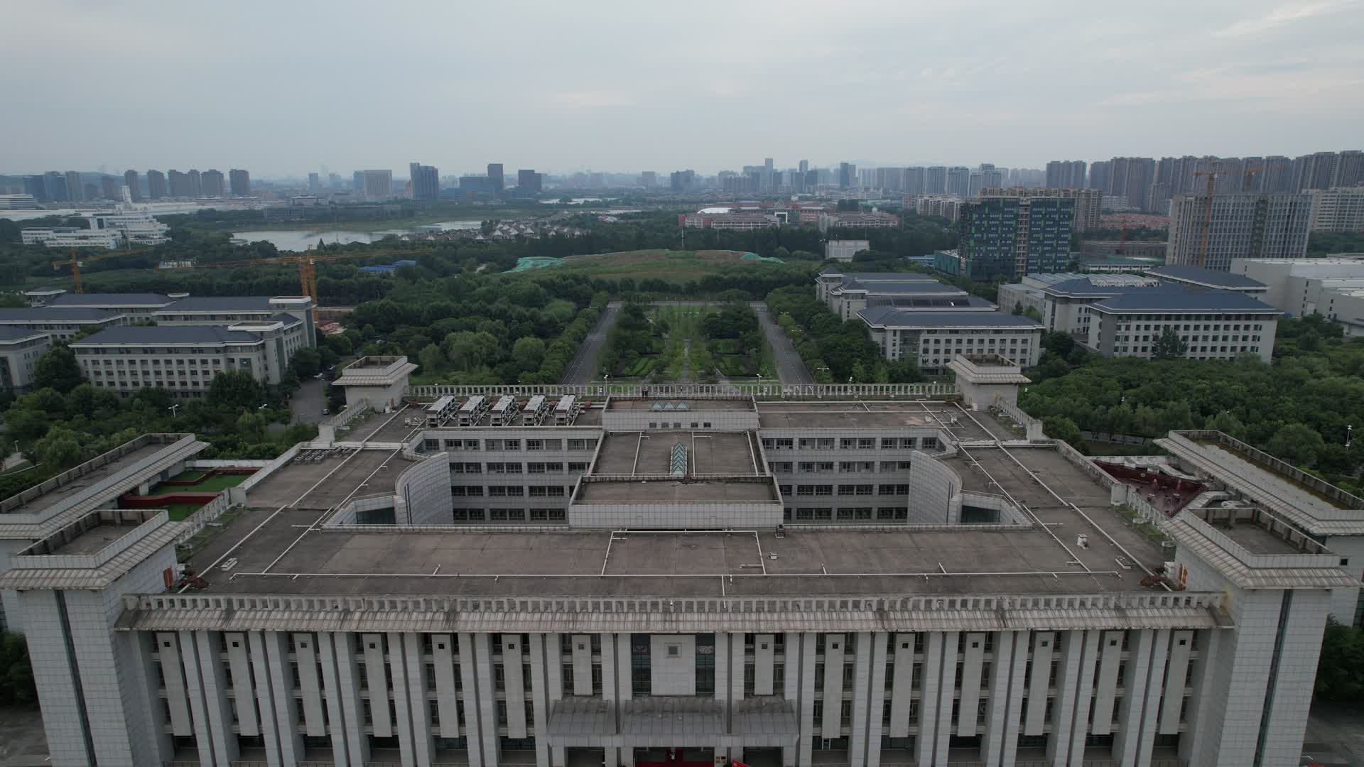4K航拍南京大学校园东南大学视频的预览图