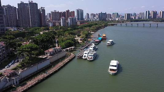 4K航拍广东清远北江里的游艇视频的预览图