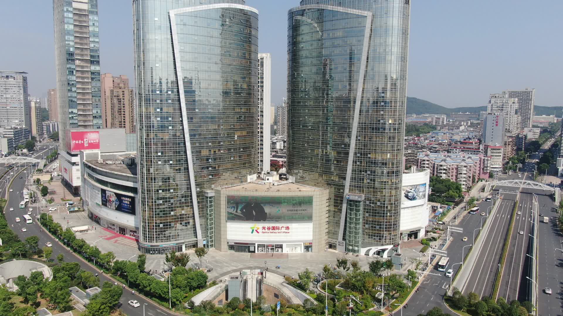 4K航拍武汉光谷国际广场大厦视频的预览图