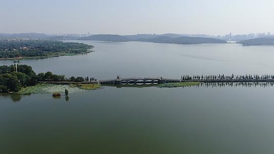 4K航拍武汉东湖5A景区唯美步道视频的预览图