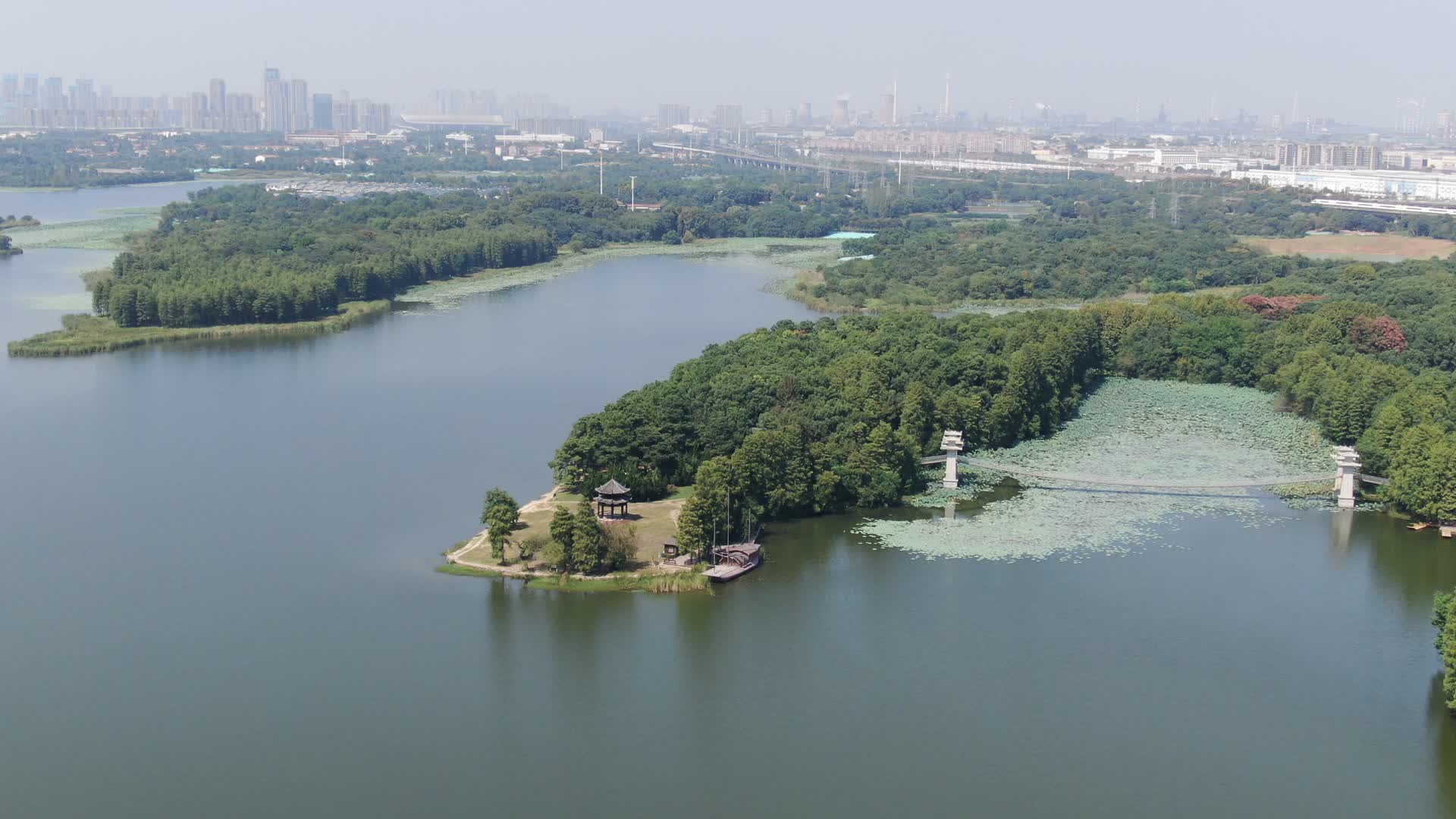 4K航拍武汉东湖落雁景区视频的预览图