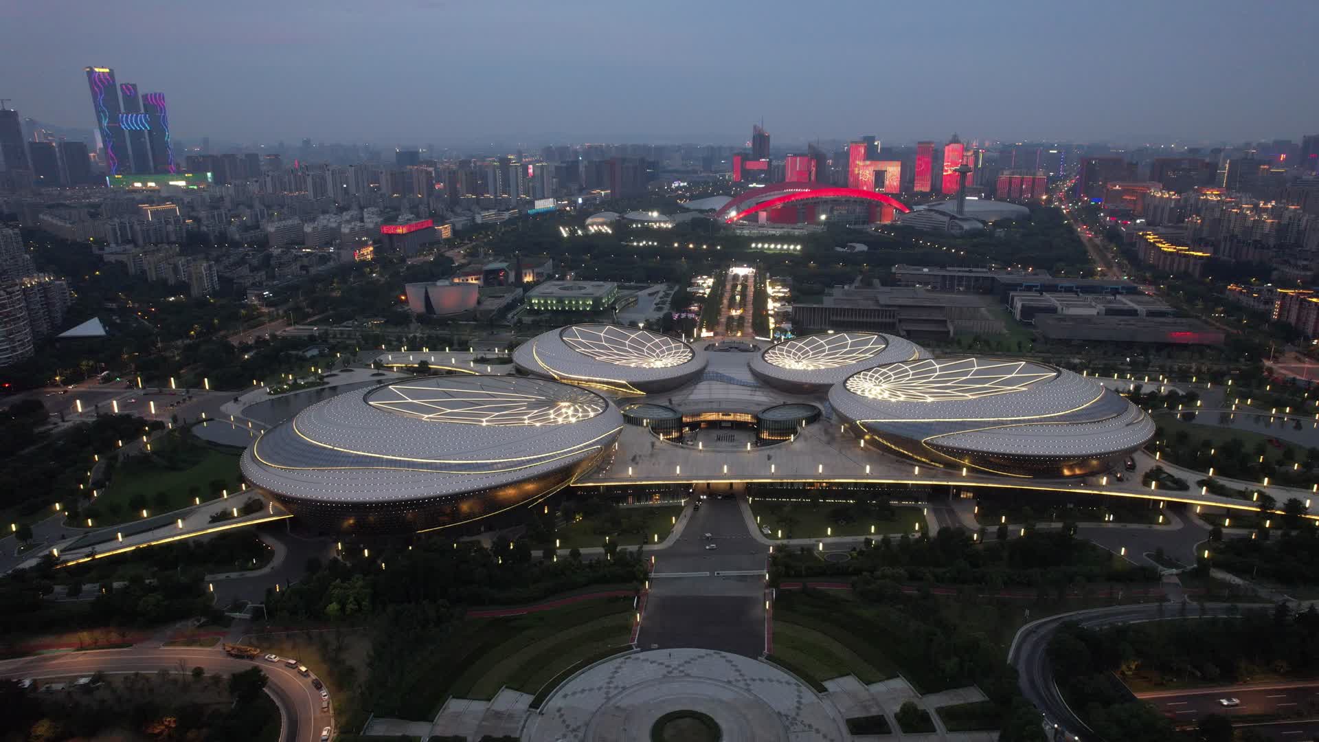 4K航拍南京地标建筑江苏大剧院视频的预览图