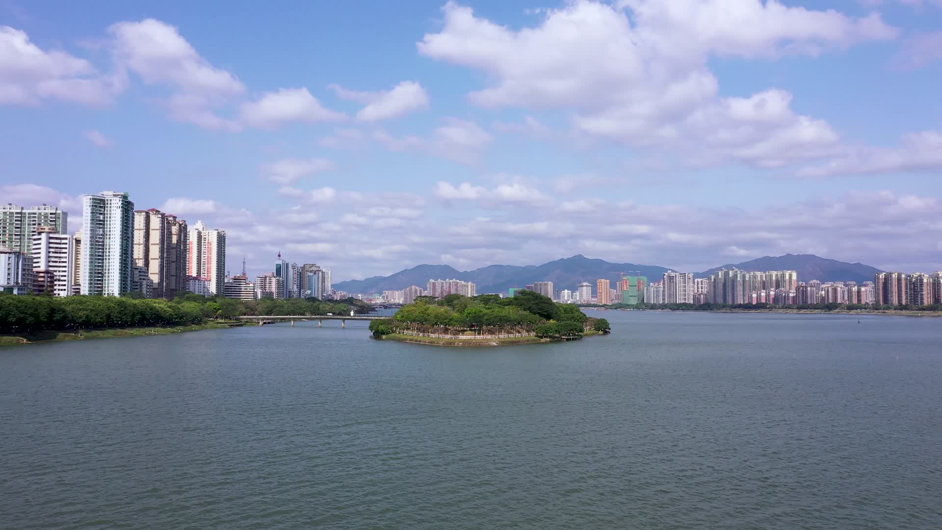航拍广东清远北江江心岛风景视频的预览图