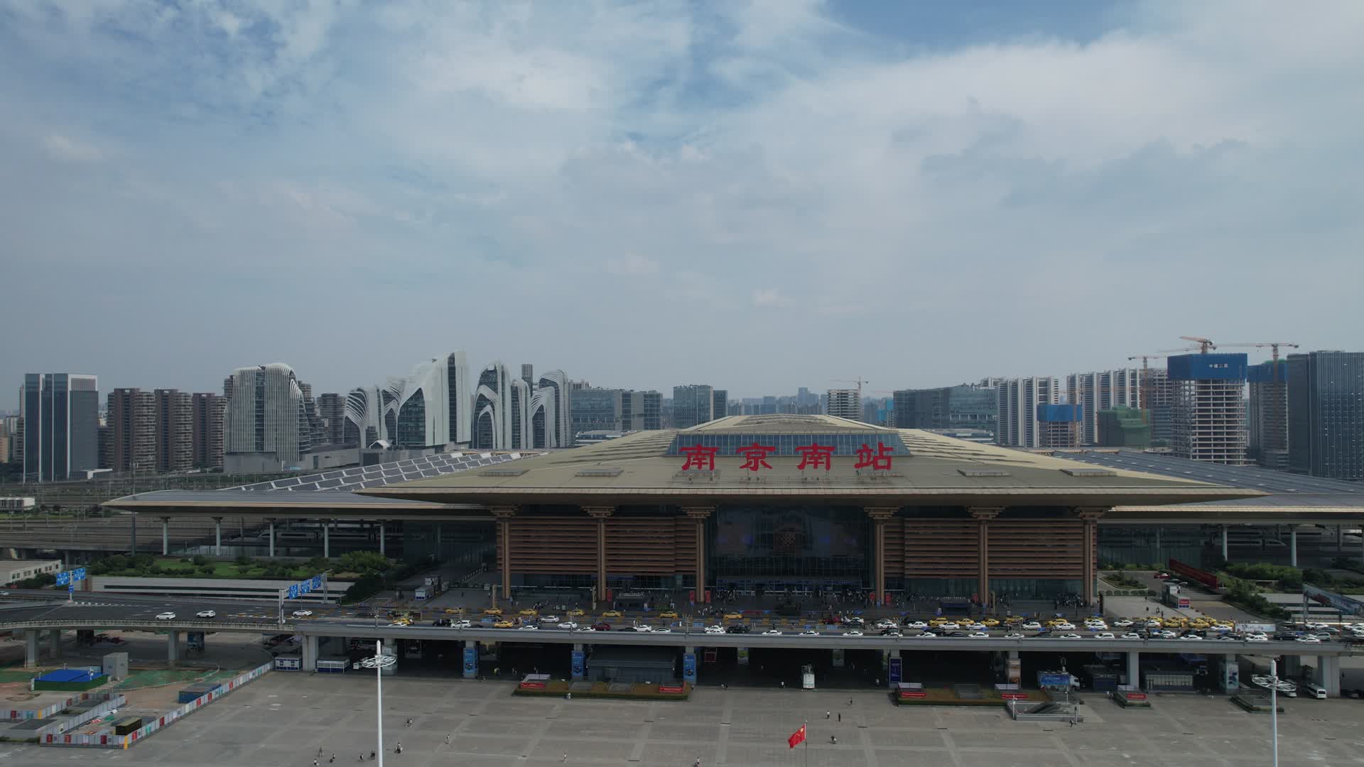 4K航拍南京南站高铁站车站视频的预览图