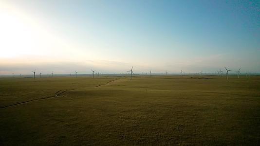 傍晚内蒙古锡林郭勒秋天的草原和发电的大风车5k超高清航拍视频视频的预览图