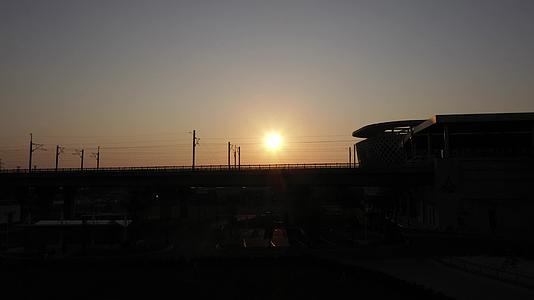 广东清远轻轨站夕阳风景视频的预览图