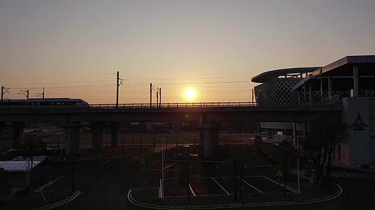 广东清远轻轨站夕阳风景视频的预览图