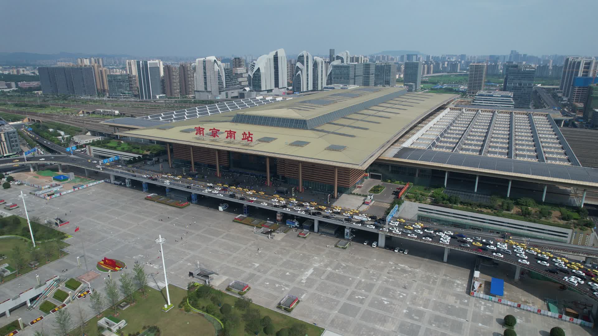 4K航拍南京南站高铁站车站视频的预览图