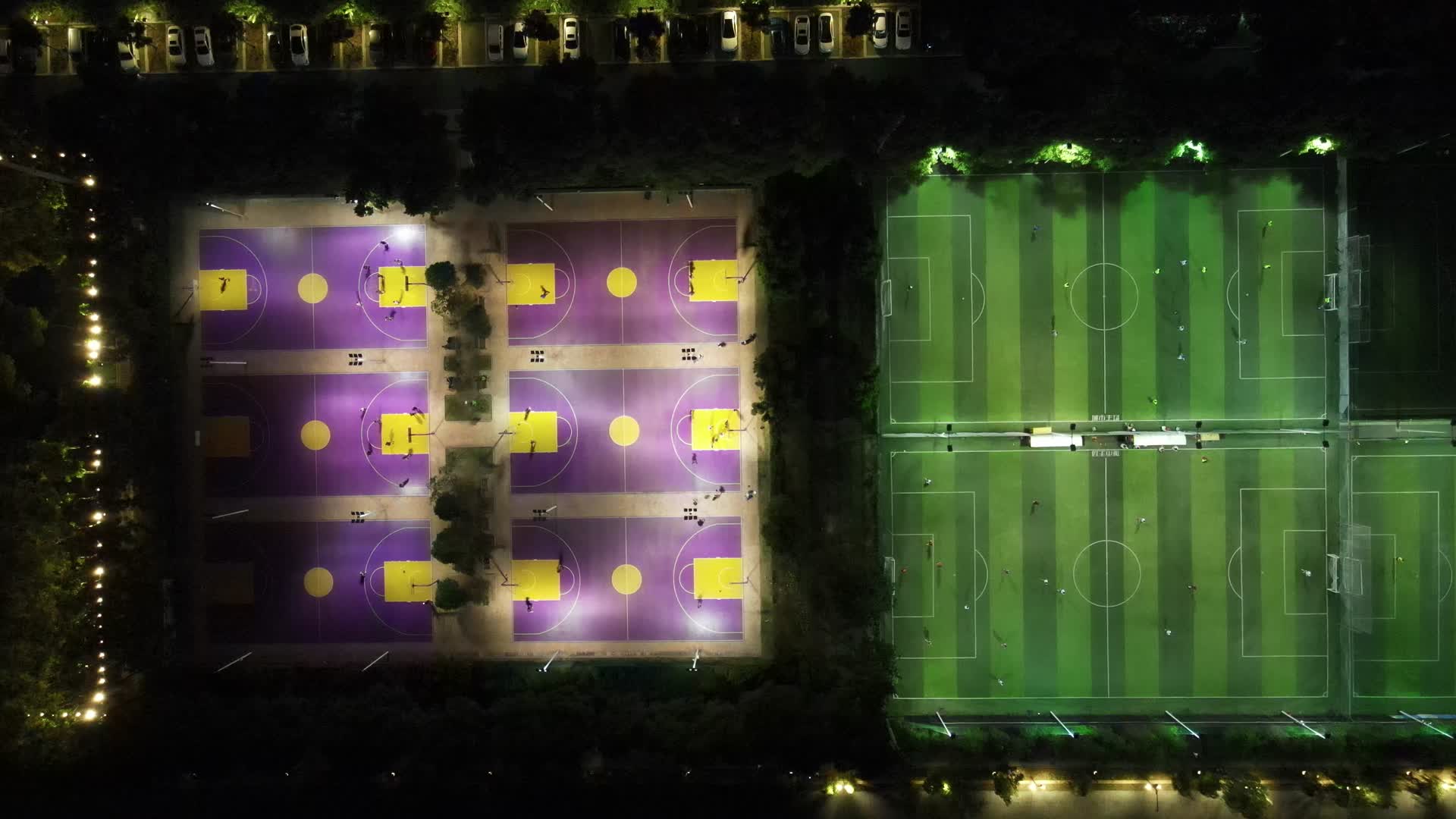 俯拍足球场夜景踢足球视频的预览图