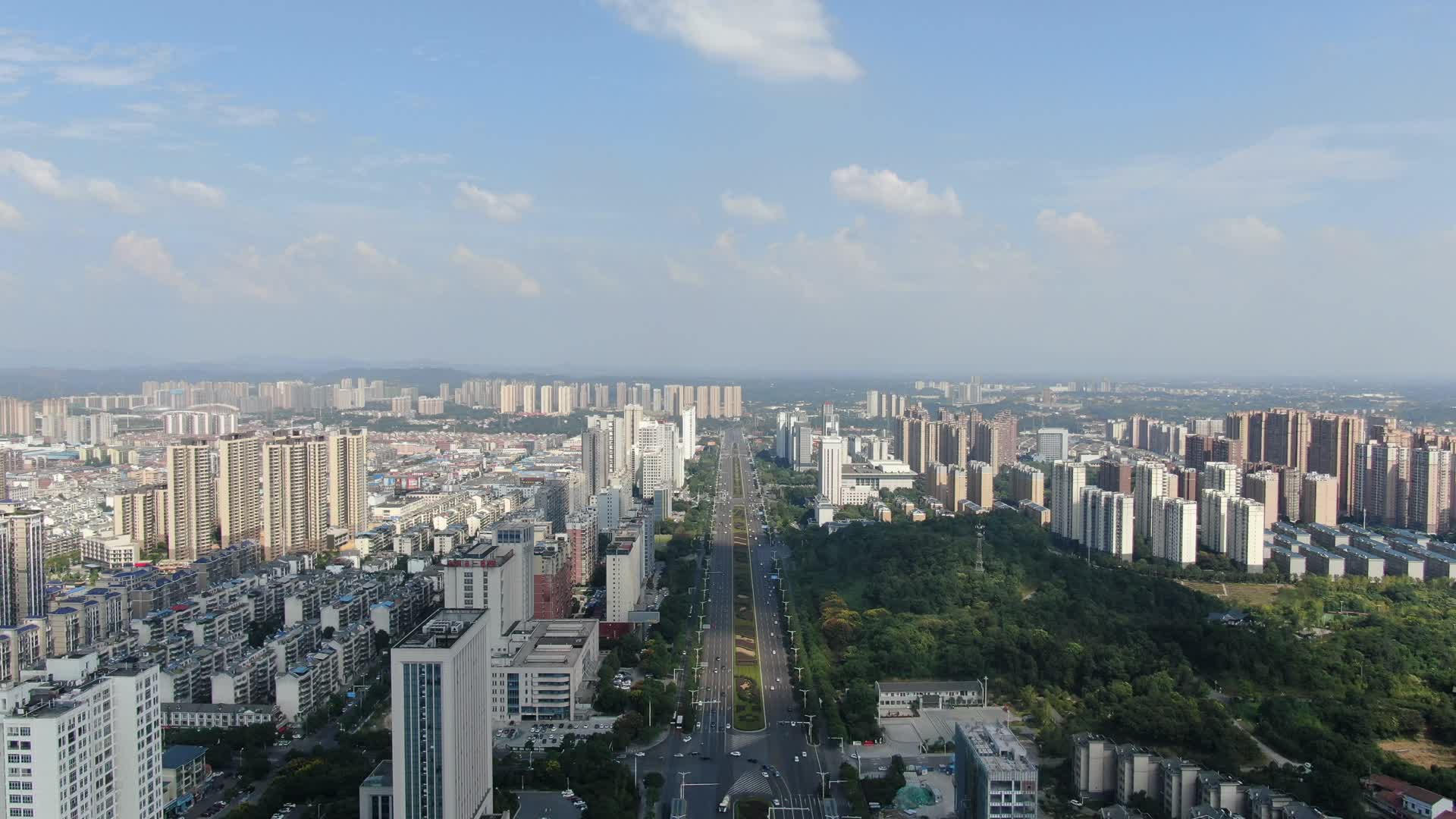 航拍湖南岳阳笔直城市大道交通视频的预览图