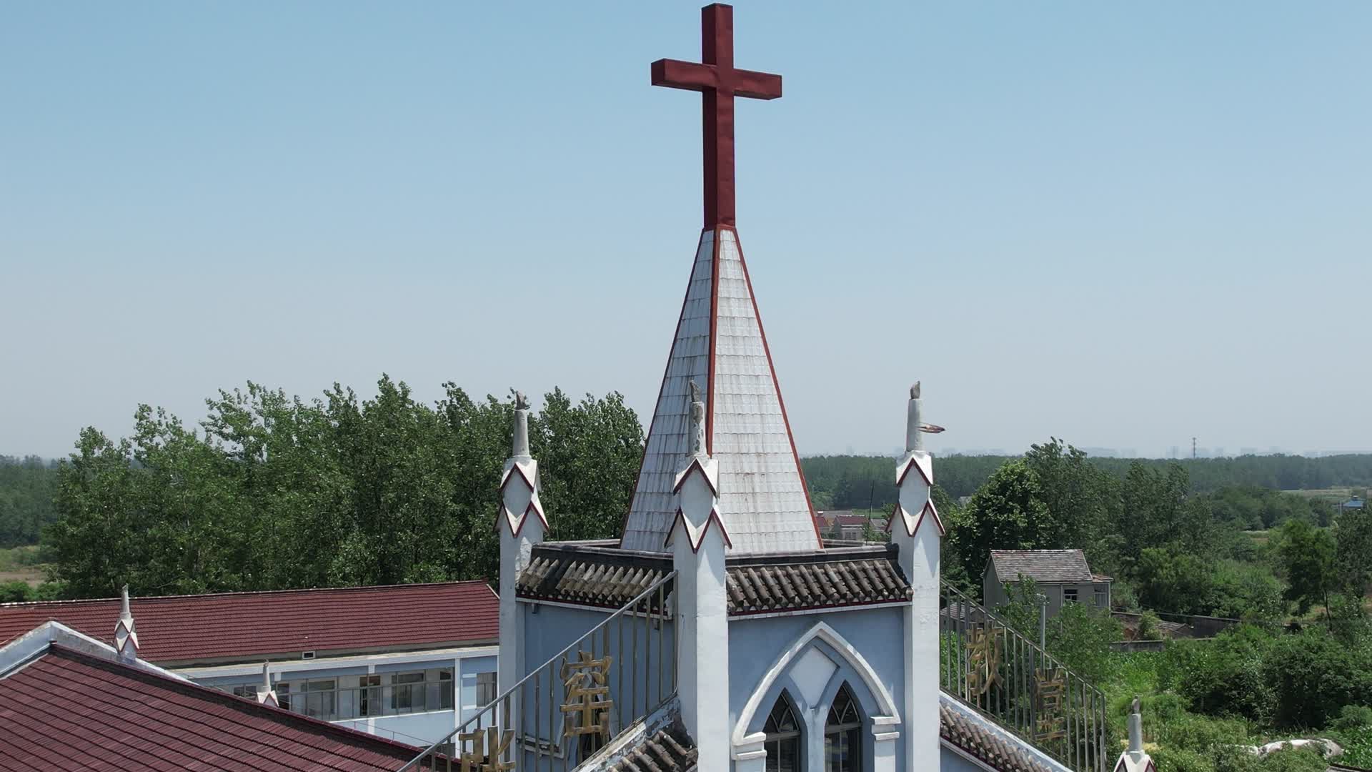 4K航拍乡村基督教教会教堂视频的预览图