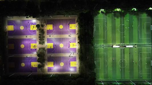 俯拍夜晚篮球场足球场运动锻炼视频的预览图