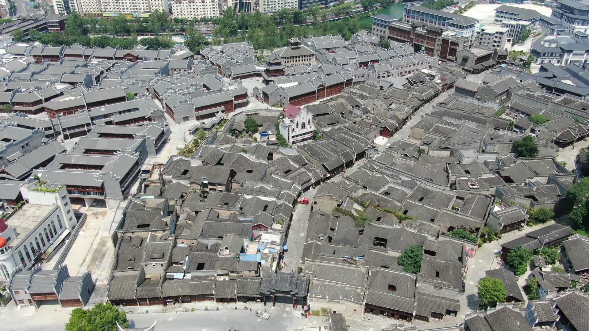 航拍贵州铜仁历史文化古街古建筑视频的预览图