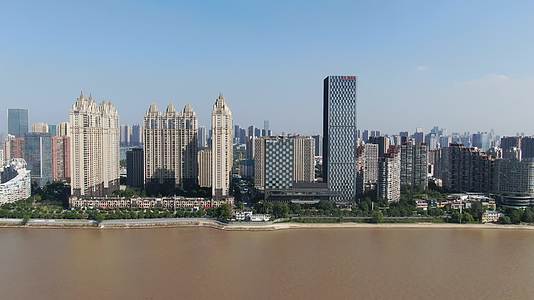航拍湖北长江长江边高楼建筑群视频的预览图