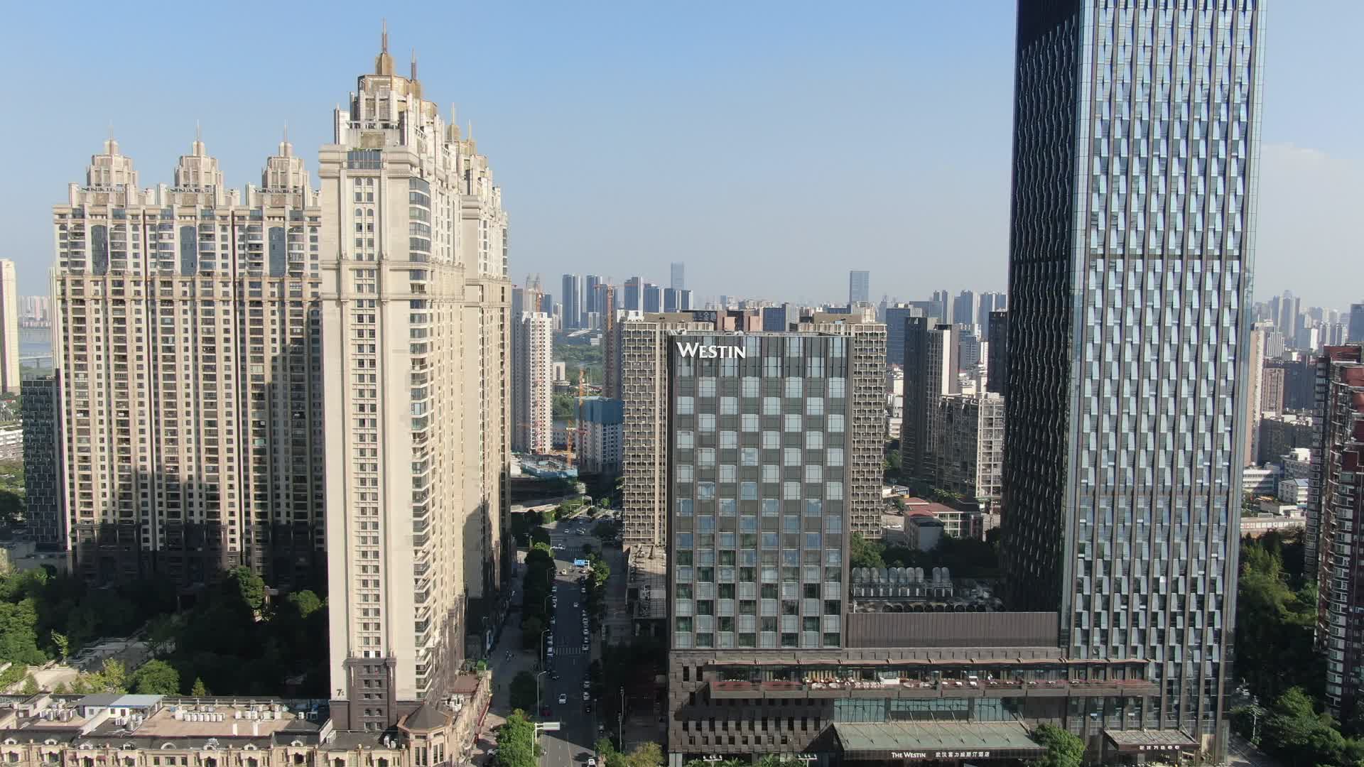航拍湖北长江长江边高楼建筑群视频的预览图