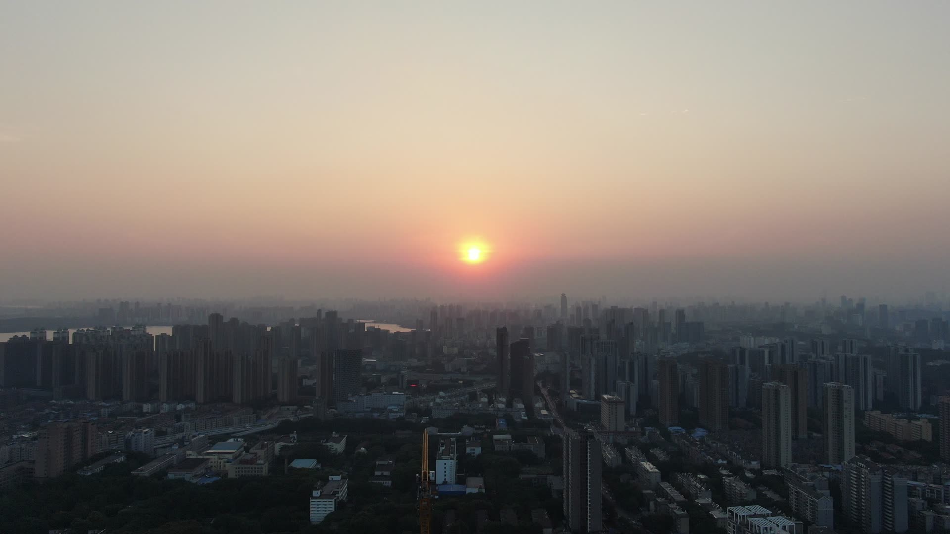 航拍城市日落晚霞夕阳西下视频的预览图
