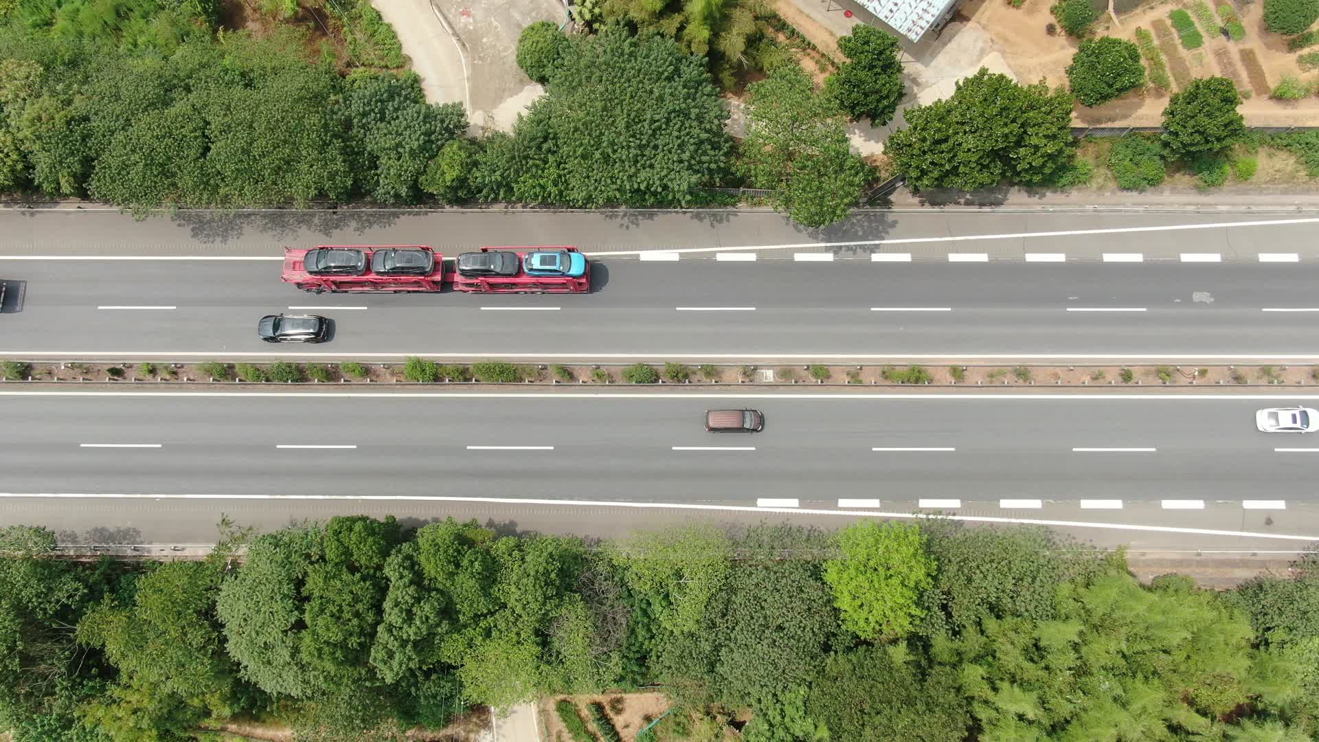 航拍高速路行驶的车辆视频的预览图