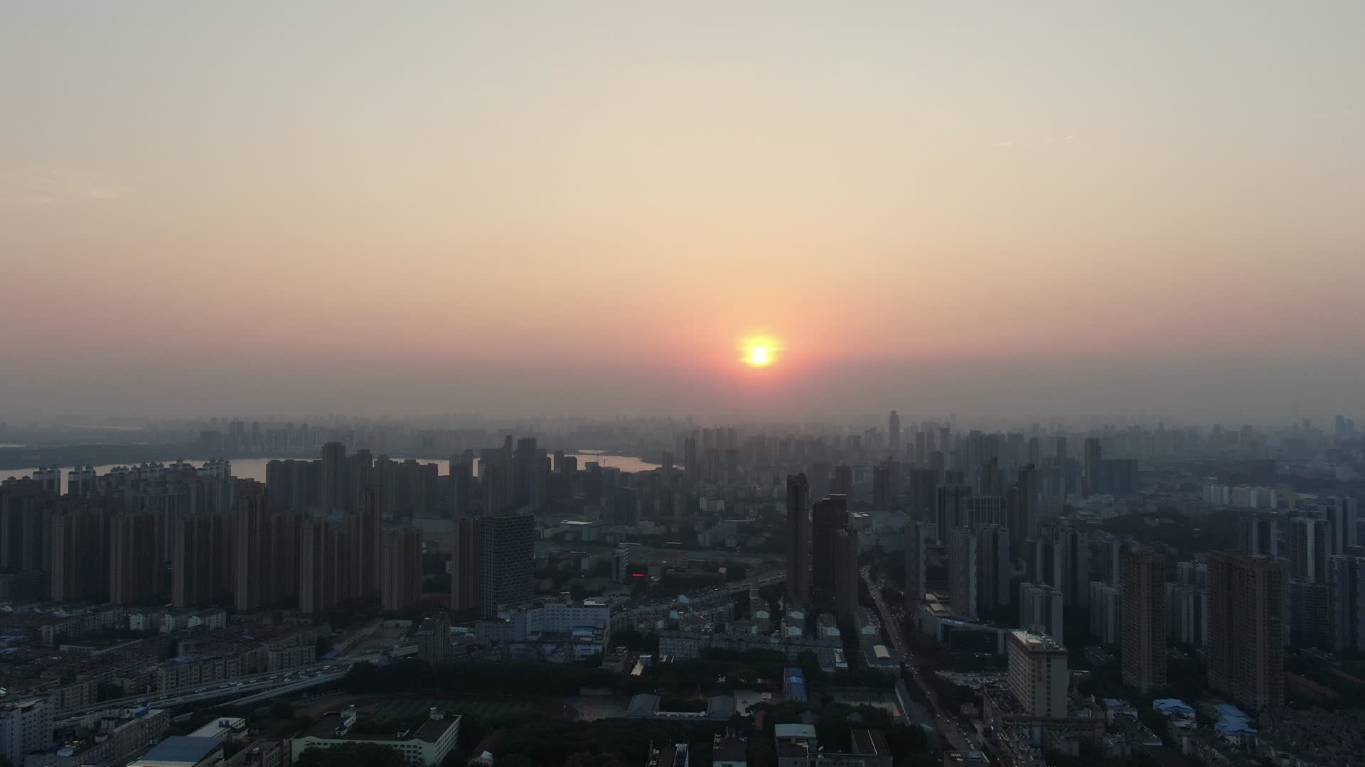 航拍城市日落晚霞夕阳西下视频的预览图