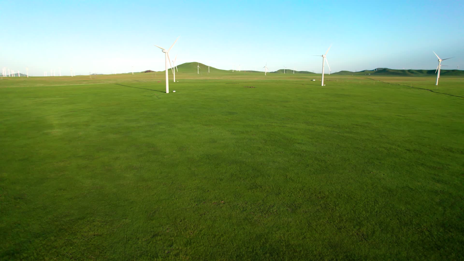 内蒙古夕阳下的草原以及发电大风车傍晚5k超高清航拍视频视频的预览图