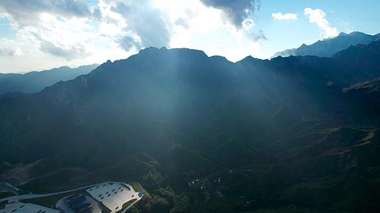 河北省太行山深处的崇山峻岭下午5k超高清航拍视频视频的预览图