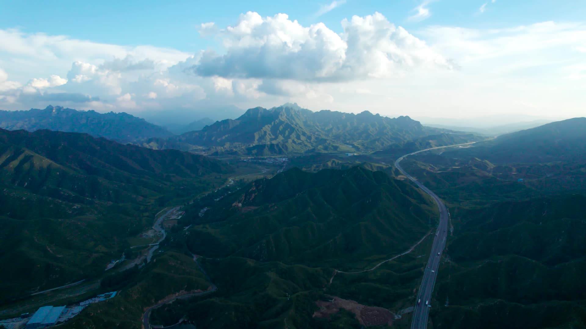 河北省太行山深处的崇山峻岭5k超高清航拍视频视频的预览图