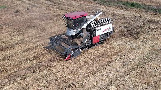 4K航拍农田麦子麦田收割机收麦子视频的预览图