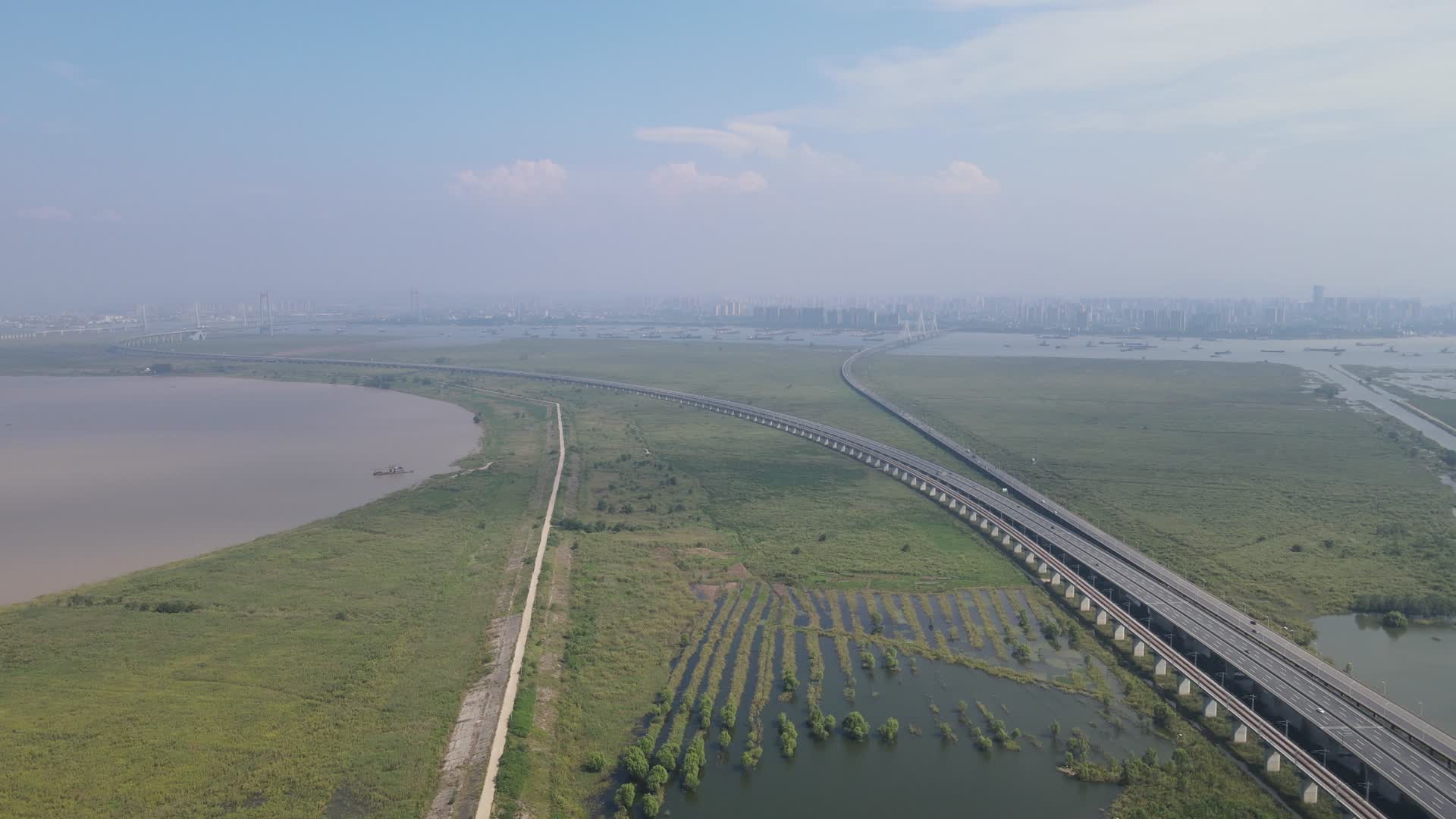 航拍湖南岳阳洞庭湖上桥梁交通视频的预览图