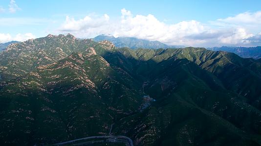 河北省太行山深处的崇山峻岭下午5k超高清航拍视频视频的预览图