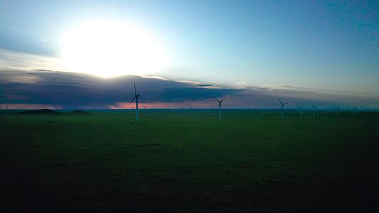 内蒙古夕阳下的草原以及发电大风车傍晚5k超高清航拍视频视频的预览图