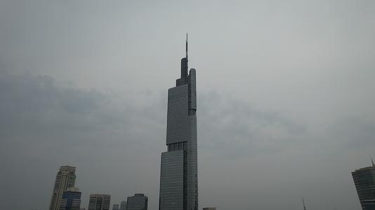 4K航拍南京地标建筑紫峰大厦视频的预览图