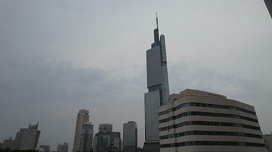 4K航拍南京地标建筑紫峰大厦视频的预览图