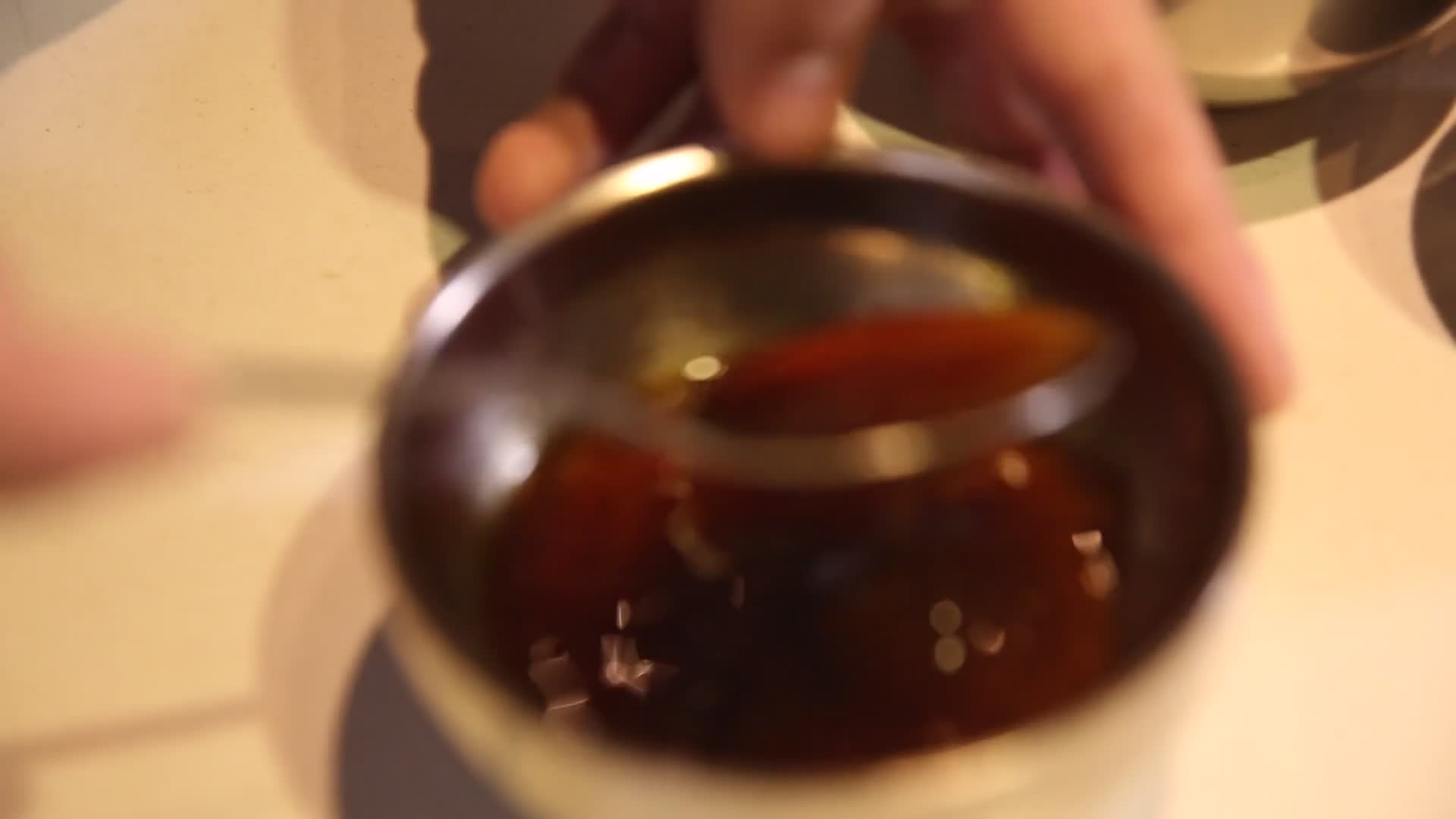 厨师烹调糖醋料汁视频的预览图