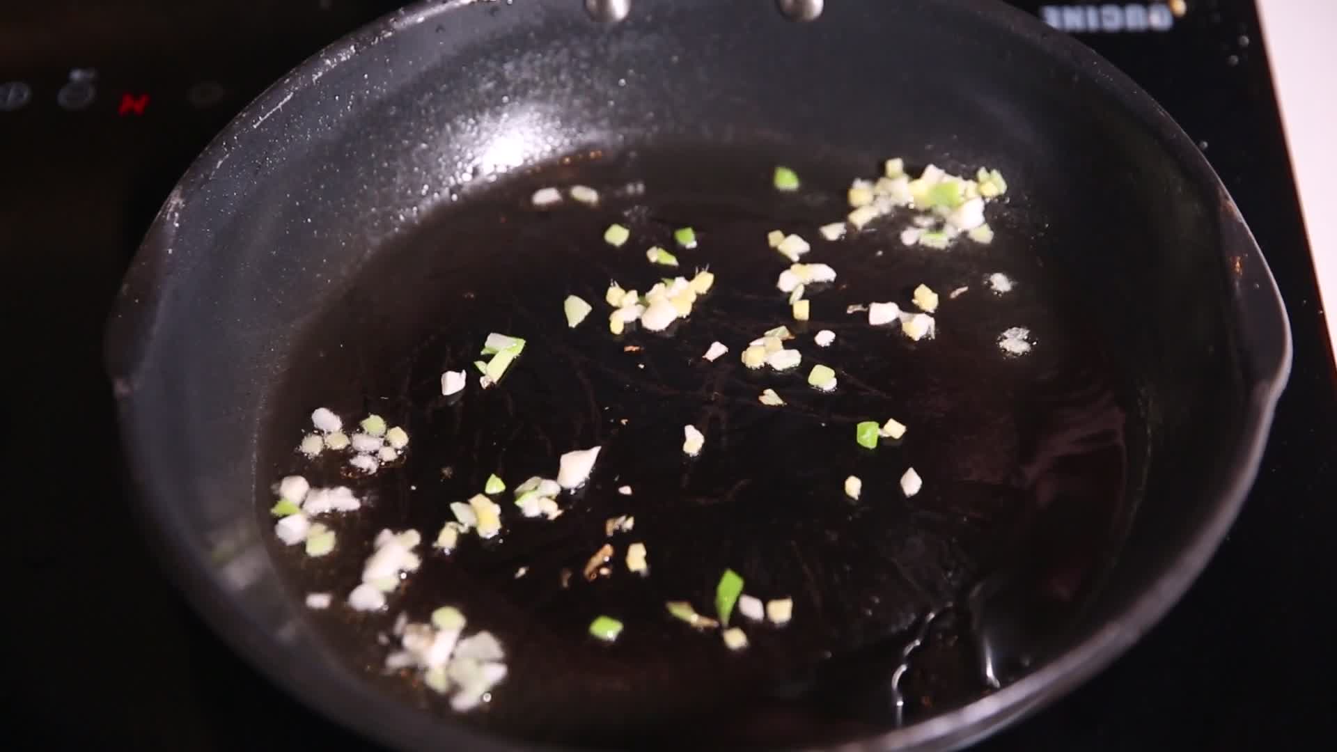 厨师烹调糖醋料汁视频的预览图