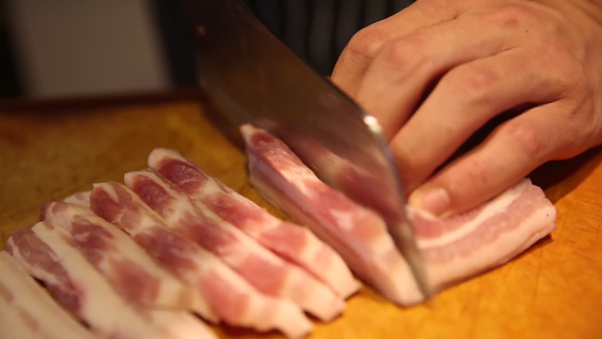 厨师切五花肉片视频的预览图
