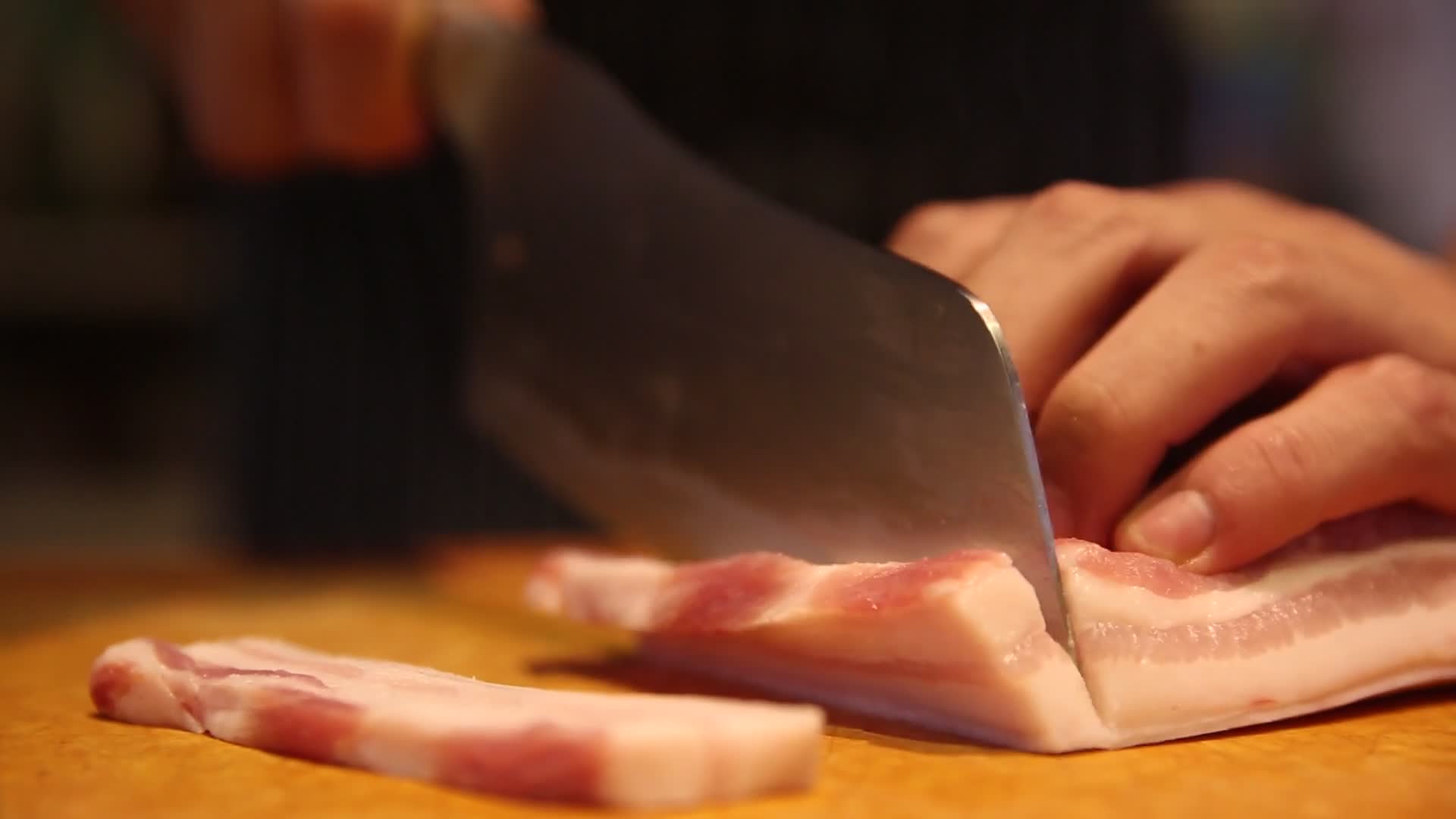 厨师切五花肉片视频的预览图