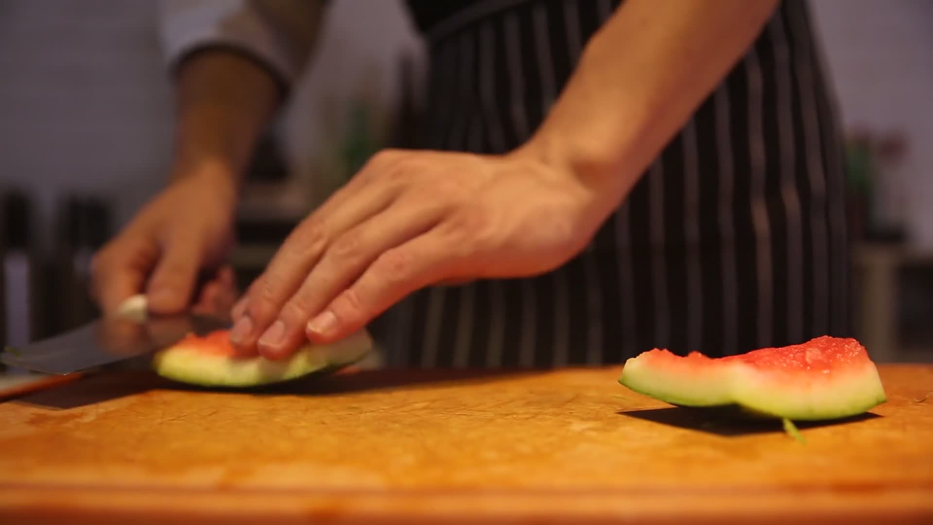 厨师切西瓜皮视频的预览图