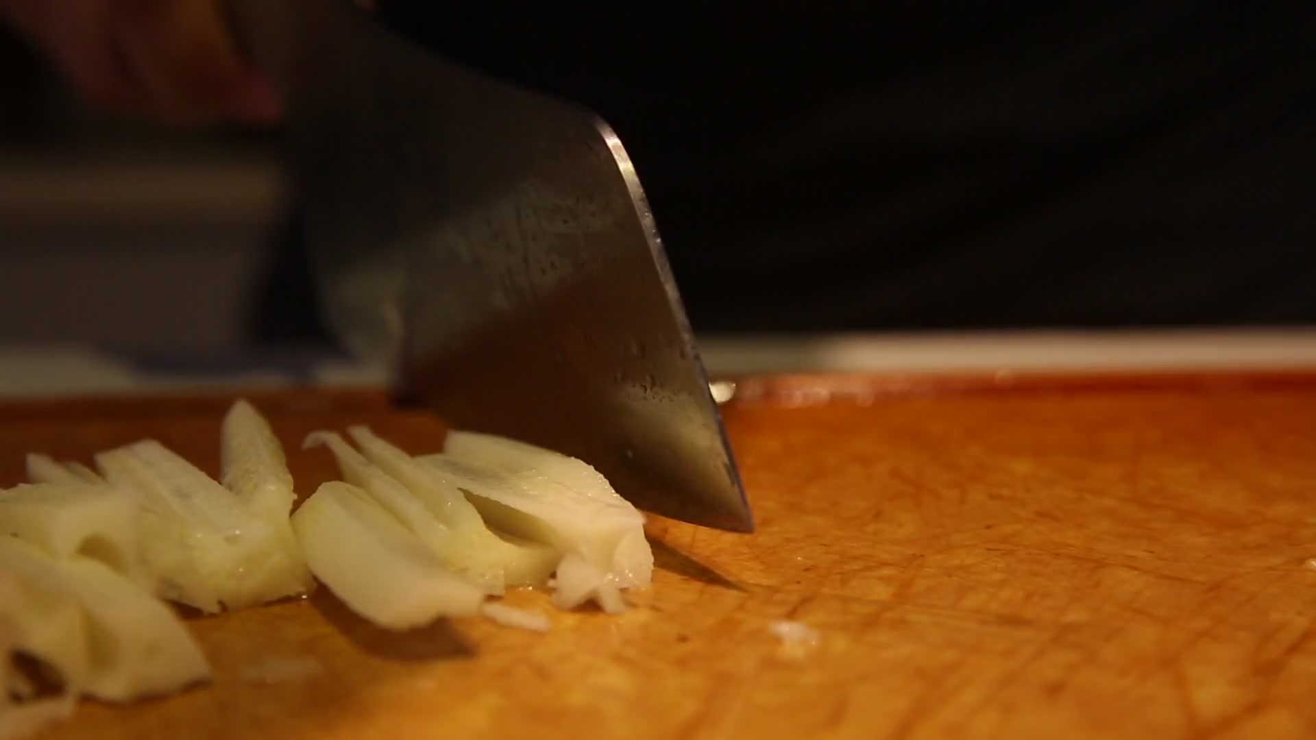 厨师削莲藕皮切藕条视频的预览图