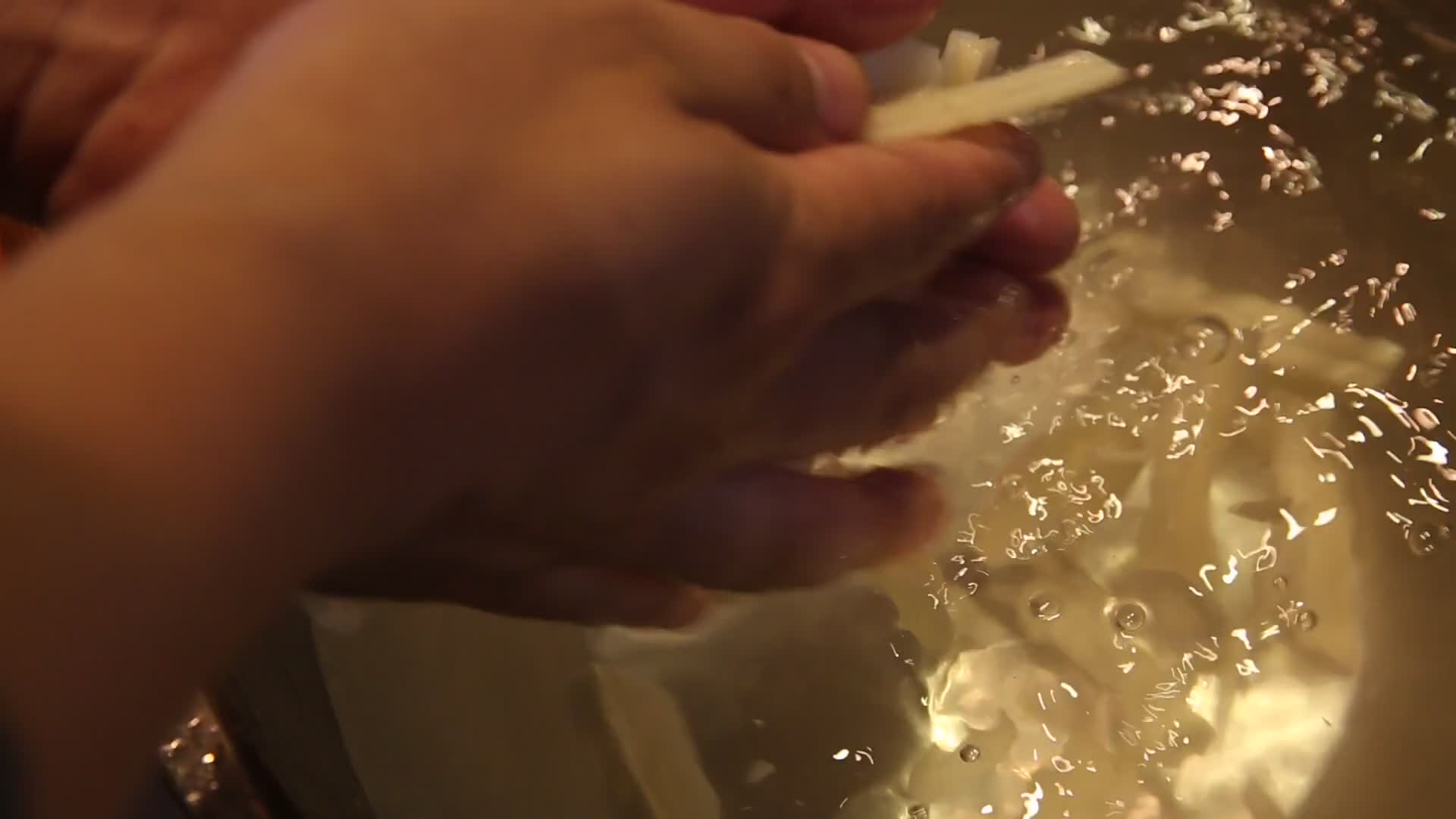 厨师削莲藕皮切藕条视频的预览图