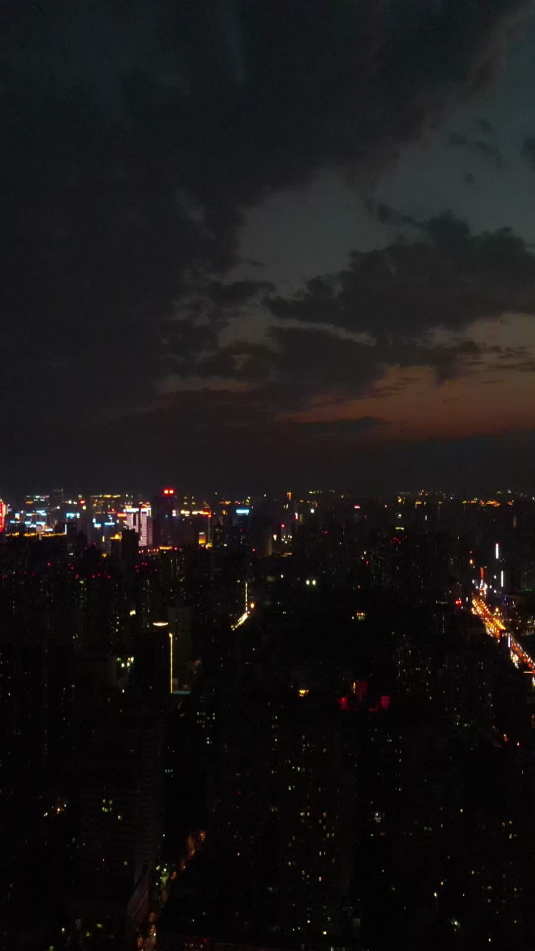 西安碑林区永宁门城市分光4k航拍竖拍视频的预览图