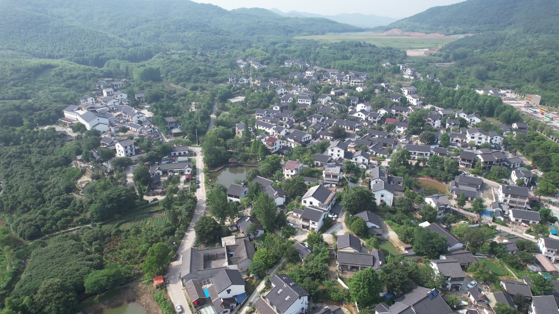 4K航拍南京江宁石塘人家特色美丽乡村建设视频的预览图