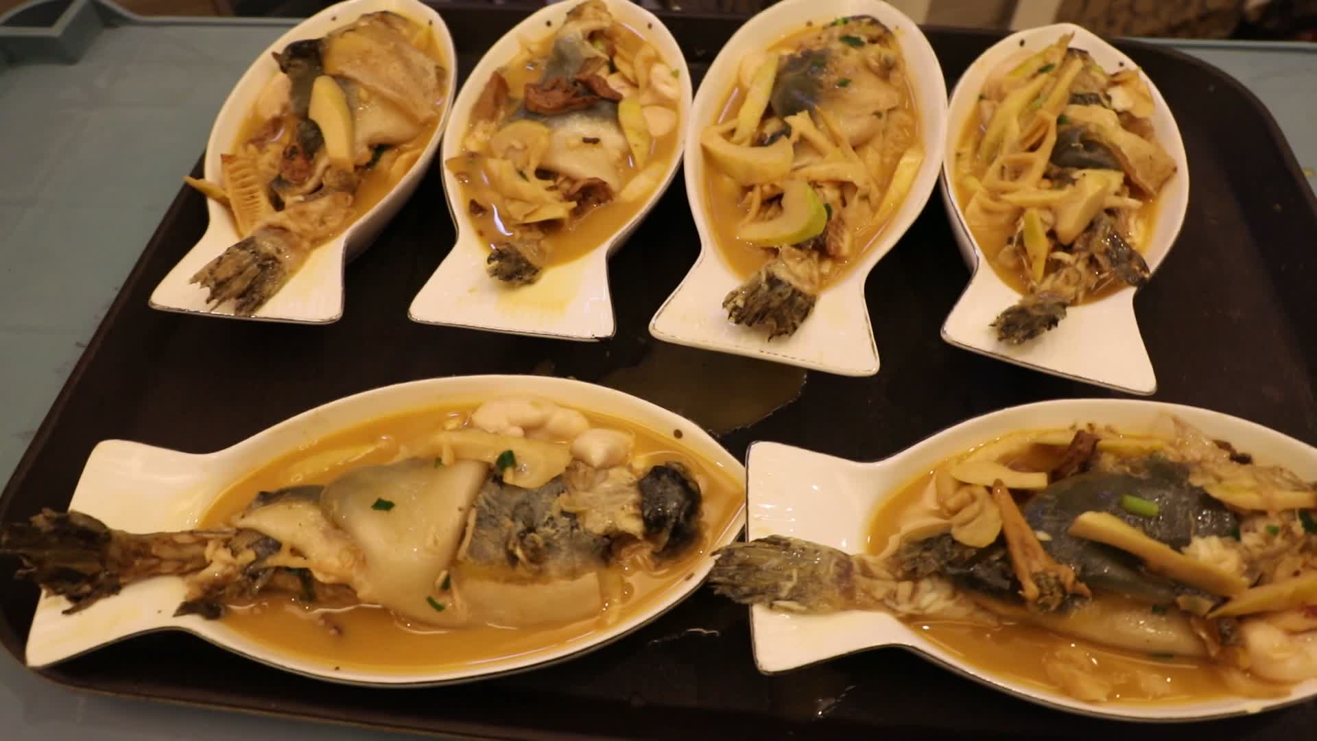 美食4K餐桌上的河豚实拍视频视频的预览图