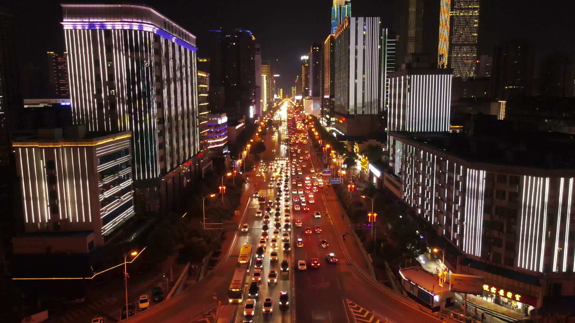 航拍城市夜景交通车水马龙拥堵的车辆视频的预览图