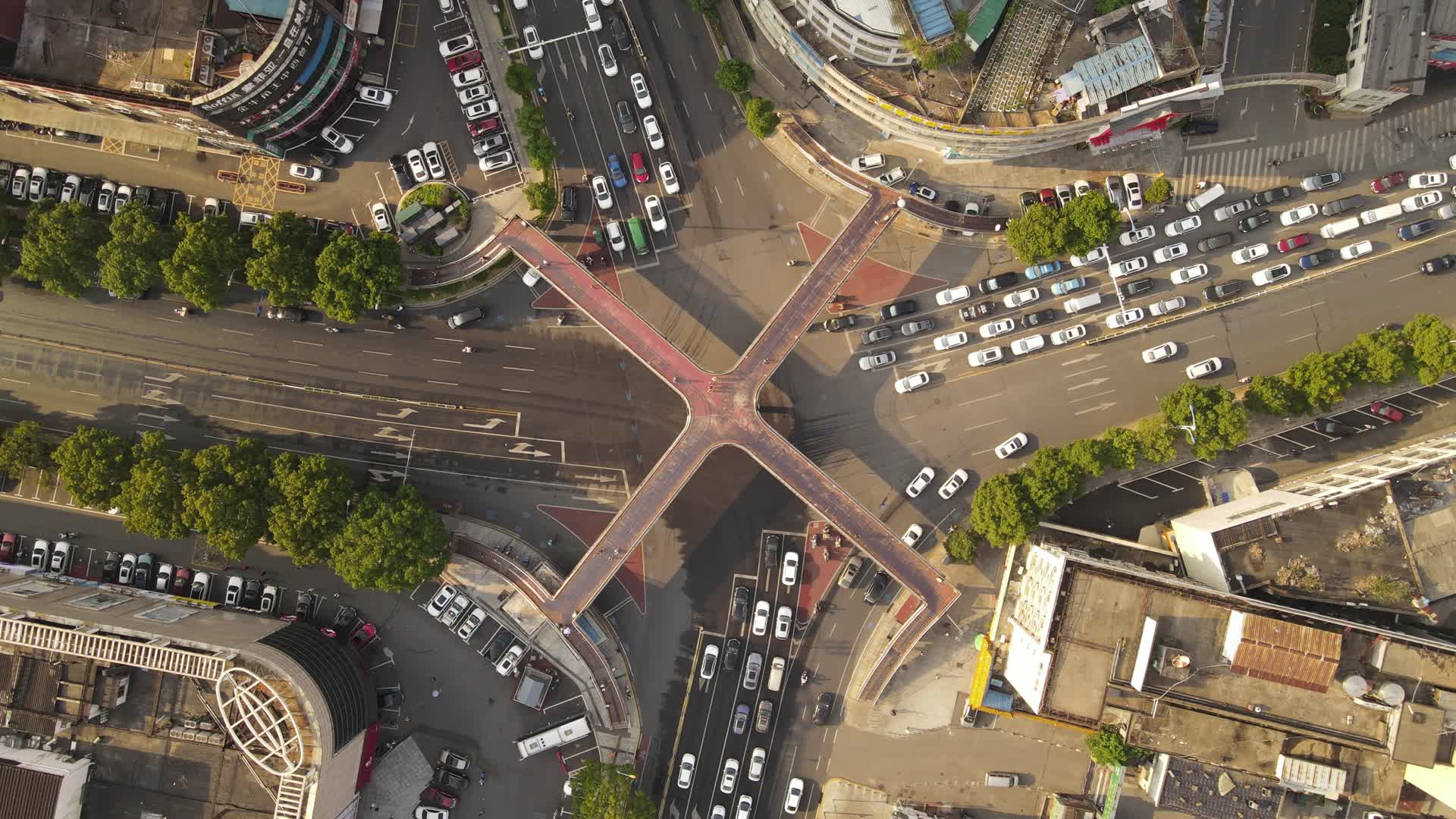 俯拍城市十字交叉路口车水马龙拥堵的车辆视频的预览图