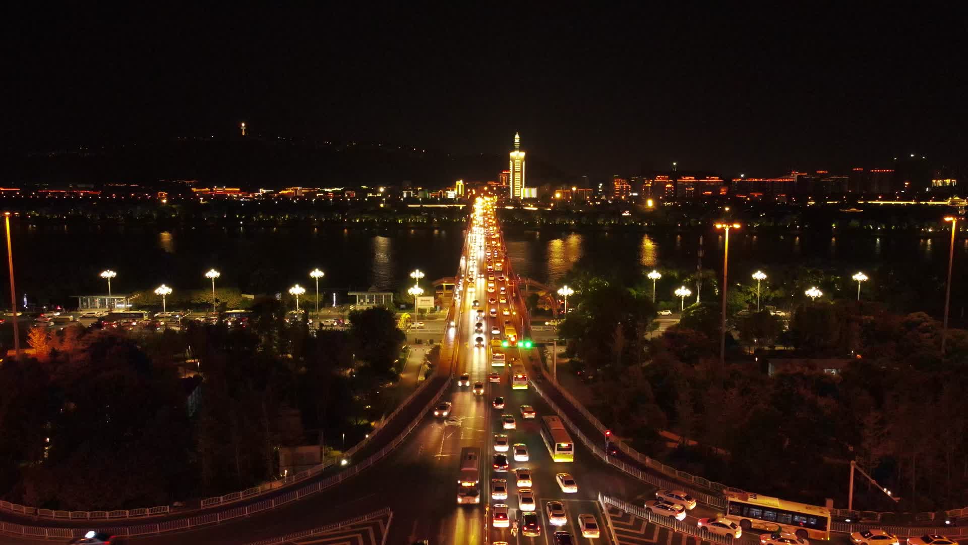 湖南长沙橘子洲大桥夜景交通车水马龙航拍视频的预览图