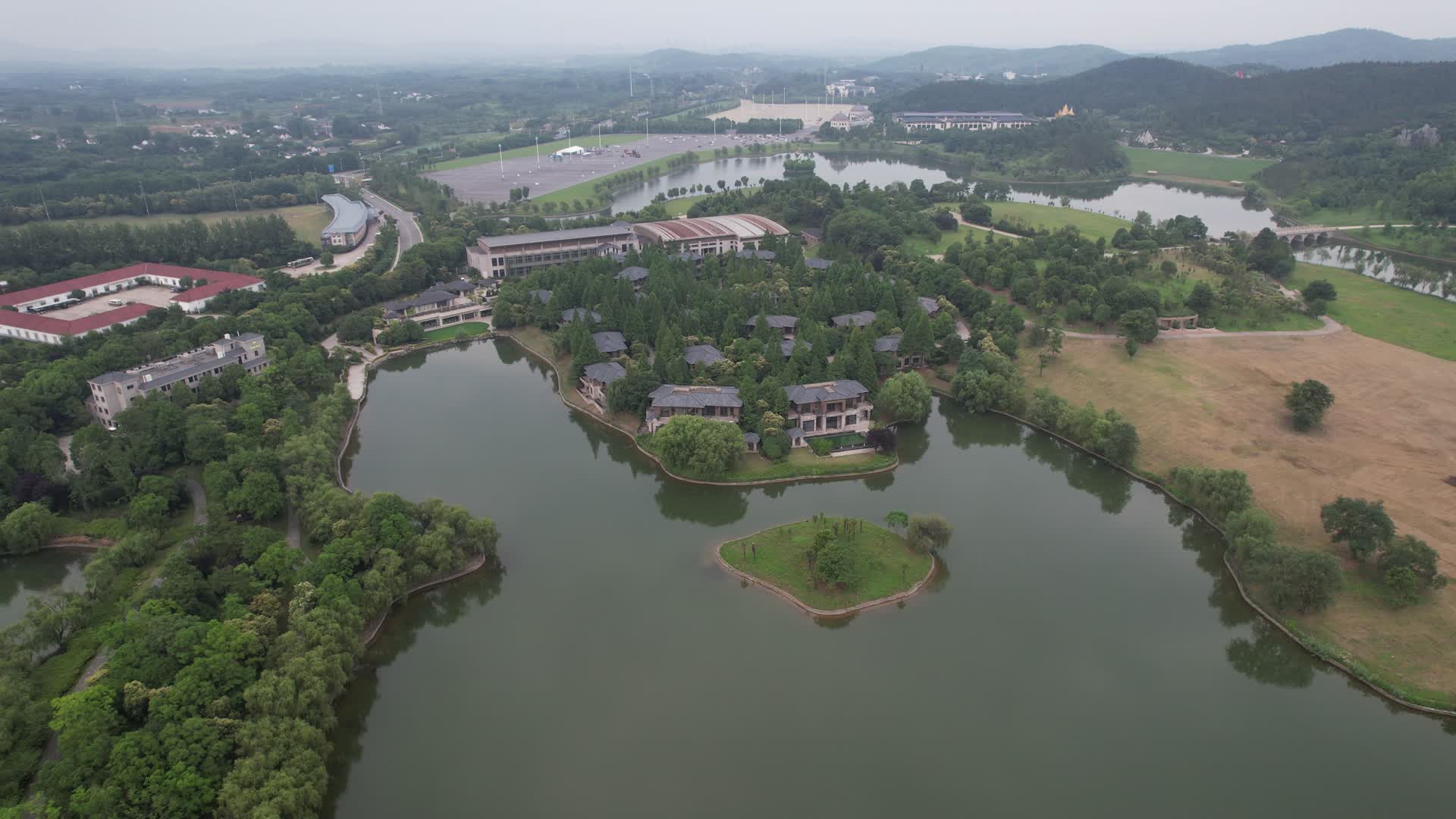 4K航拍南京地标银杏湖湖景别墅视频的预览图