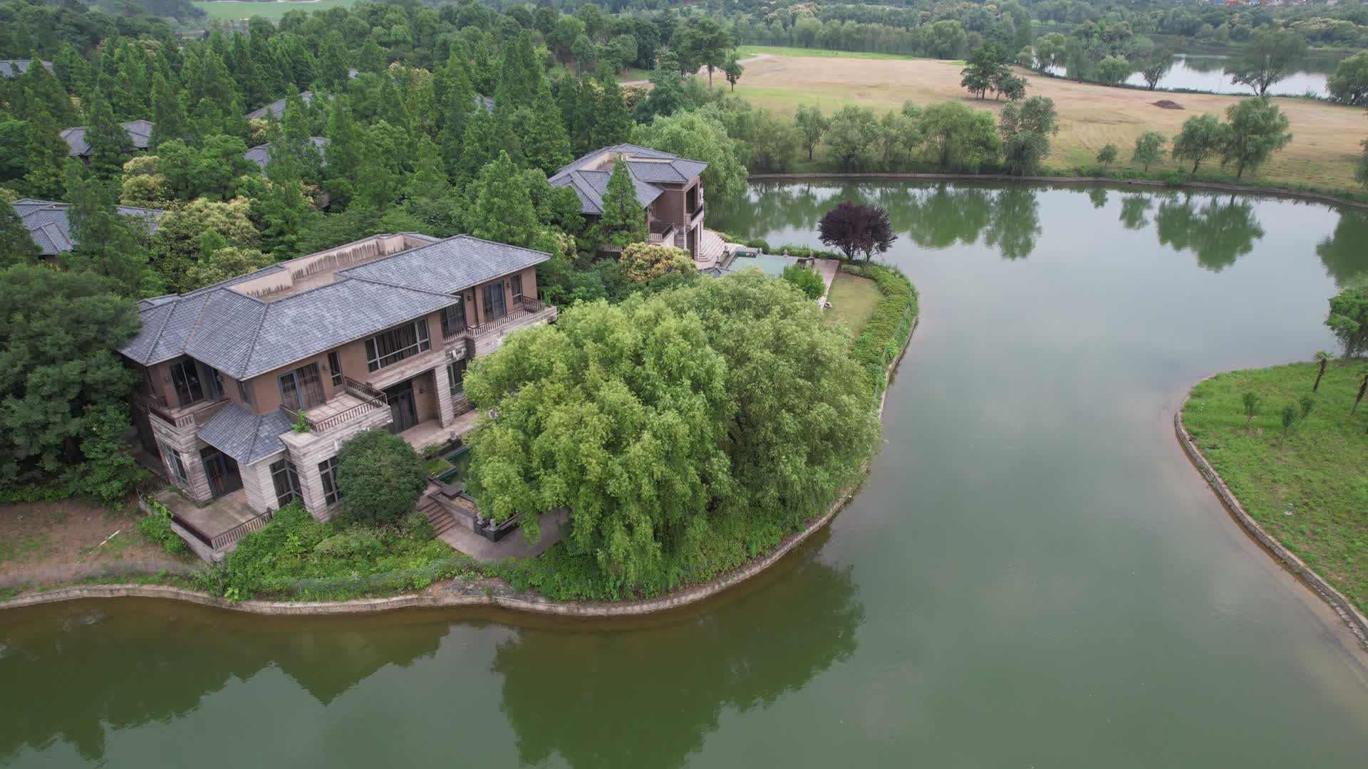 4K航拍南京地标银杏湖湖景别墅视频的预览图