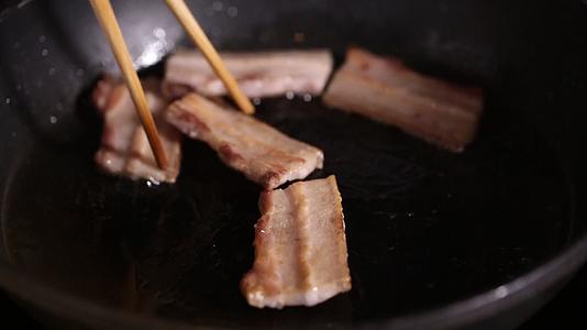 平底锅烤肉煎五花肉片视频的预览图